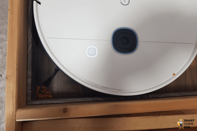 Yeedi Vac Hybrid saugt in einer Ecke